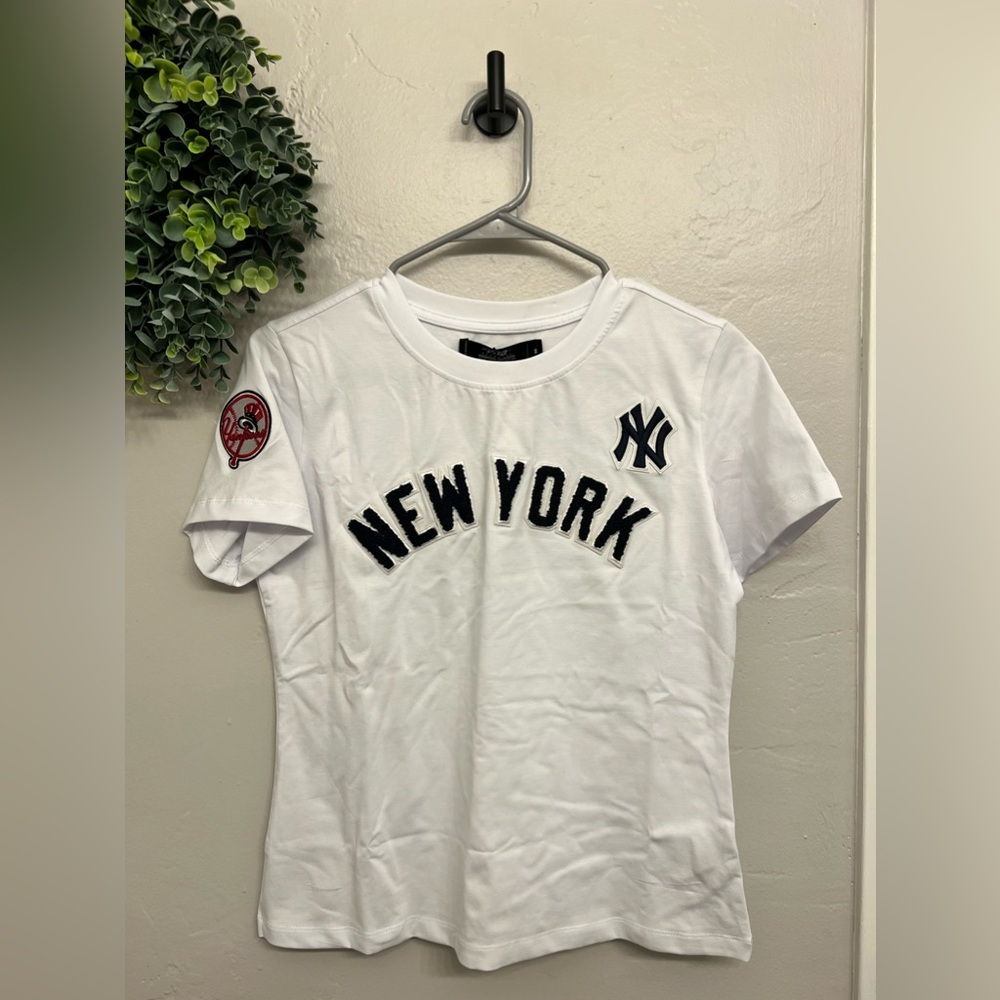 Pro Standard New York Yankees Classic Women’s Slim Fit Tee Size S